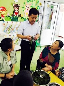 园长叔叔来和我们一起包粽子啦！